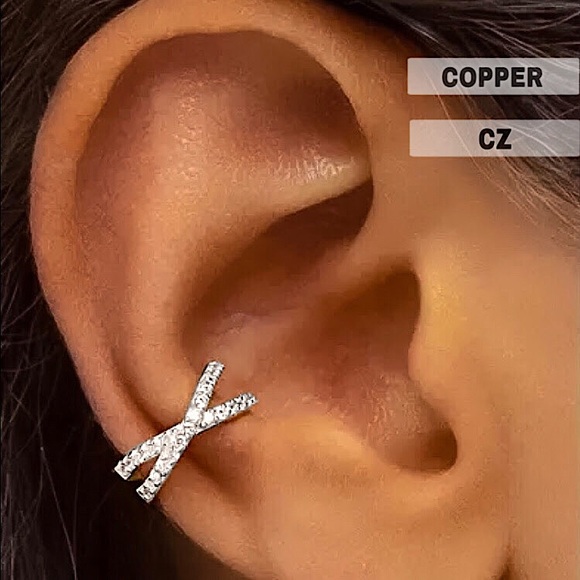 Jewelry - ⚜️[𝟯/$𝟮𝟴]⚜️NEW CZ Silver Crisscrossed Ear Cuff